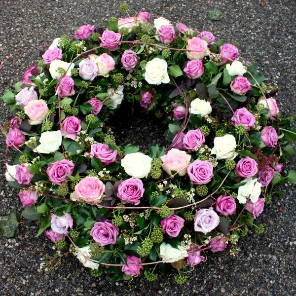 Trauerkranz mit gemischten Rosen Bild 1